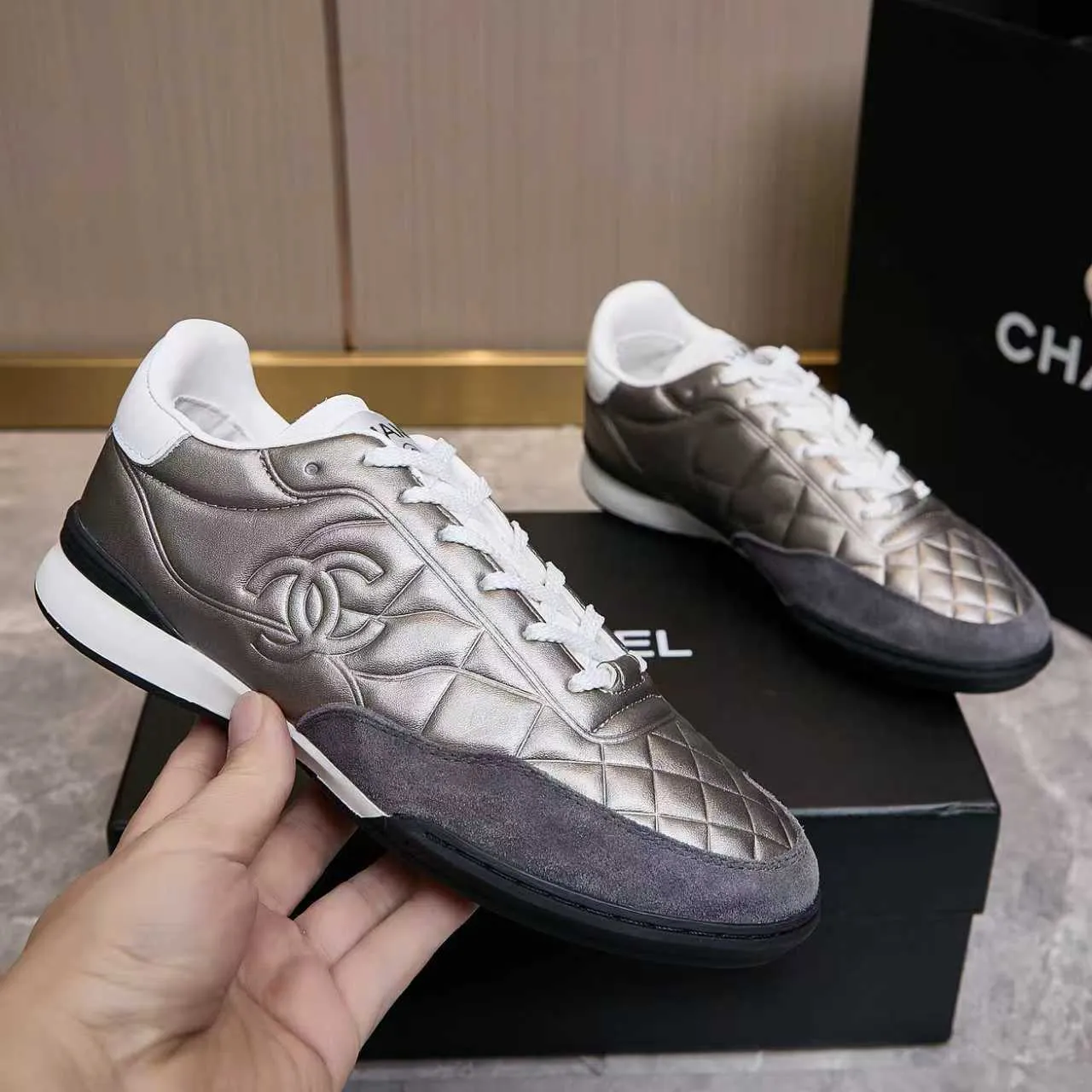 p560 Chanel Chanel - 2025 counter top casual sports shoes This classic design; the upper is electro-embroidered with a variety of craftsmanship; the outsole is fashionable and sporty; the extraordinary inclusion of a variety of color matching elements... The diversified mix and match is very beautiful and versatile, casual, fashionable, sports and outdoor can be taken into account... ꫛꫀꪝ Go➫ Materials: ❶Upper made of: Original imported mixed-breed sheep + craftsmanship ❷Inner uses: Original imported breathable sheepskin ❸ Outsole based on: Original TPU outsole Counter boutique packaging complete set Female 35–41 Male 39-45